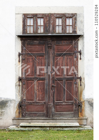 Vintage wooden doors with old facade on sides 110529284