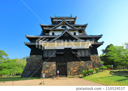 [島根縣]晴空下的松江城天守閣（國寶） 110529537