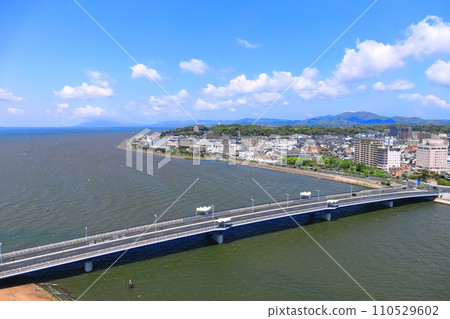 [Shimane Prefecture] Clear skies in Matsue city and Lake Shinji 110529602