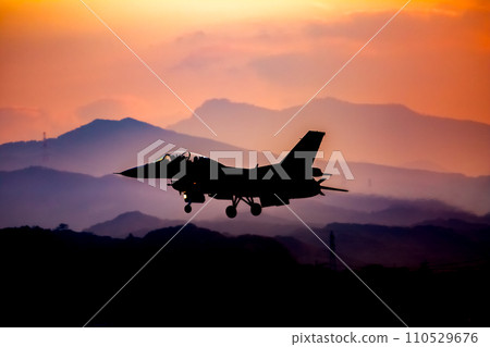 F-2戰鬥機在夕陽下降落 110529676