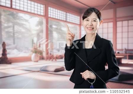 一位穿著喪服的女人用手指指著並提供建議 110532545