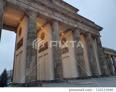 Brandinburger Gate in Berlin 110533696