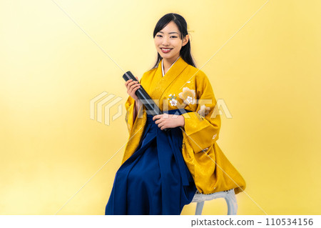 穿著袴的女人拿著文憑 穿著袴的女人拿著文憑 110534156
