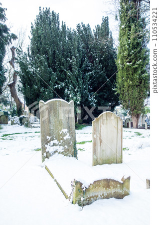 Cemetery covered with white snow, cityscape on the outskirts of London 110534221
