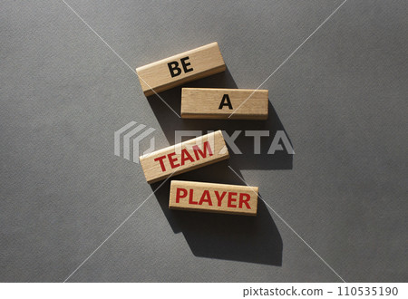 Be a team player symbol. Concept words Be a team player on wooden blocks. Beautiful grey background. Business and Be a team player concept. Copy space 110535190