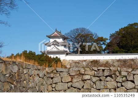 Kon-yagura and white walls built on the stone wall Kon-yagura and white walls built on the stone wall 110535249