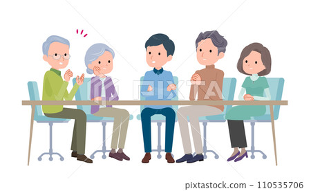 一對老夫婦和他們的兒子和女兒正在聊天。 110535706