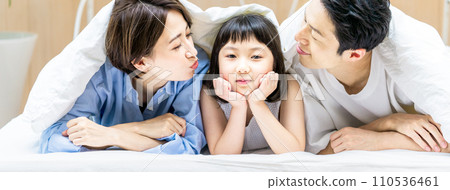 Close family in bed 110536461