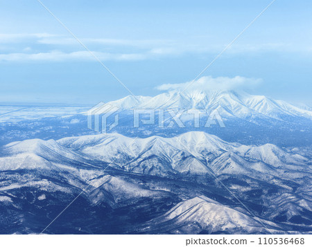 鳥瞰標別山(前左)、薩馬肯努普利山(前中)、斜里山(後)、斜里平原、鄂霍次克海 鳥瞰標別山(前左)、薩馬肯努普利山(前中)、斜里山(後)、斜里平原、鄂霍次克海 110536468