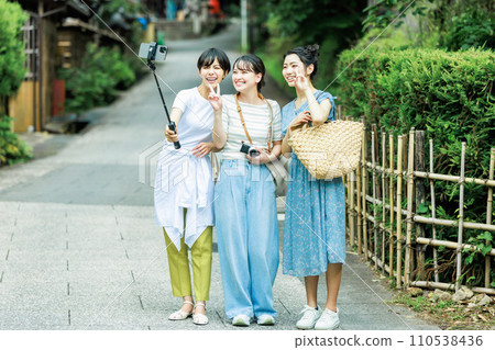A woman taking a commemorative photo on a girls' trip 110538436