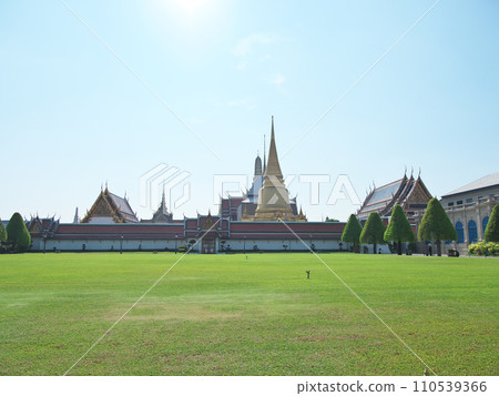 泰國曼谷,玉佛寺,五月陽光明媚的一天 泰國曼谷,玉佛寺,五月陽光明媚的一天 110539366