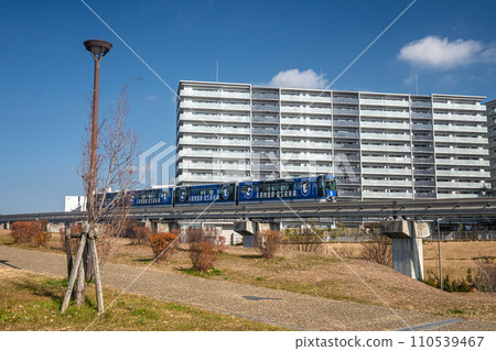 大阪單軌電車齋藤線往返於齋藤西公園和住宅區之間。 大阪單軌電車齋藤線往返於齋藤西公園和住宅區之間。 110539467