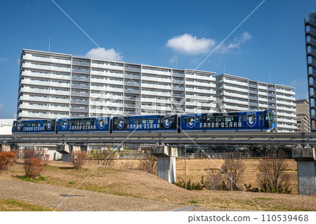 大阪單軌電車齋藤線往返於齋藤西公園和住宅區之間。 大阪單軌電車齋藤線往返於齋藤西公園和住宅區之間。 110539468