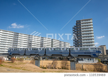 大阪單軌電車齋藤線往返於齋藤西公園和住宅區之間。 大阪單軌電車齋藤線往返於齋藤西公園和住宅區之間。 110539469