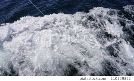 [日本] 從船上看到的白色波浪（東京灣、神奈川縣） 110539832