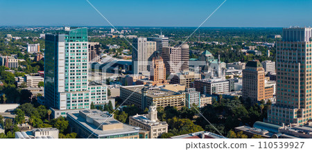 The Tower Bridge in Sacramento, California with the city of of Sacramento in the background and blue sky 110539927