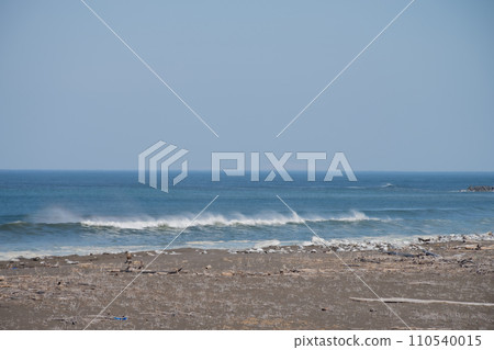 早春的海岸，白色的波浪 110540015