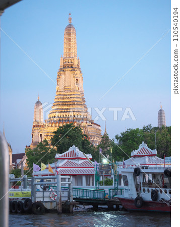 泰國,曼谷,鄭王廟,從船上欣賞日落美景 泰國,曼谷,鄭王廟,從船上欣賞日落美景 110540194