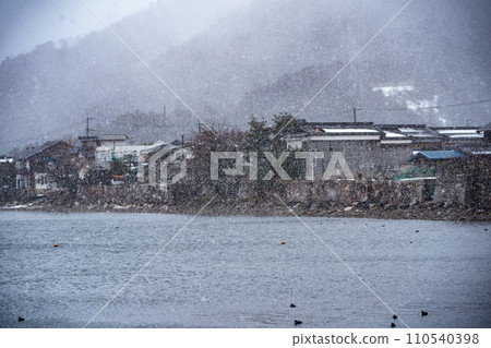 拍攝湖北滋賀縣高島市牧野町貝津浜白雪皚皚的古老村莊。 110540398