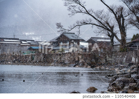 拍攝湖北滋賀縣高島市牧野町貝津浜白雪皚皚的古老村莊。 110540406