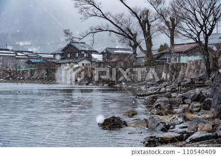 拍攝湖北滋賀縣高島市牧野町貝津浜白雪皚皚的古老村莊。 110540409