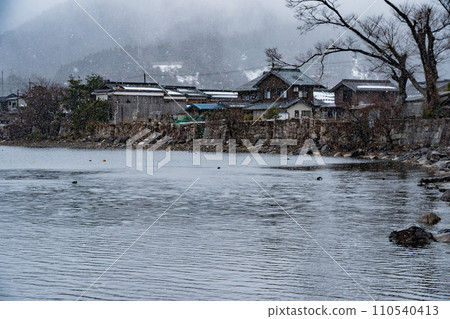 Photographing the snowy old village of Kaizuhama, Makino Town, Takashima City, Shiga Prefecture, in Hubei. 110540413