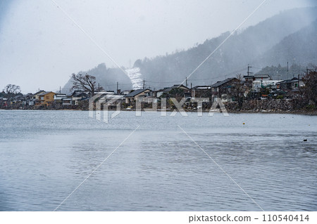 Photographing the snowy old village of Kaizuhama, Makino Town, Takashima City, Shiga Prefecture, in Hubei. Photographing the snowy old village of Kaizuhama, Makino Town, Takashima City, Shiga Prefecture, in Hubei. 110540414