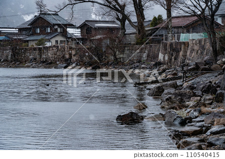 Photographing the snowy old village of Kaizuhama, Makino Town, Takashima City, Shiga Prefecture, in Hubei. 110540415