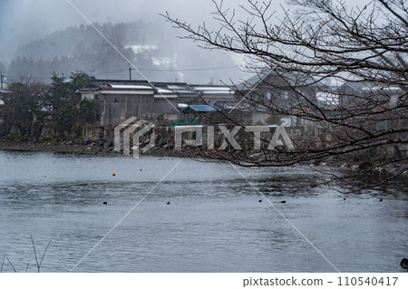 Photographing the snowy old village of Kaizuhama, Makino Town, Takashima City, Shiga Prefecture, in Hubei. 110540417