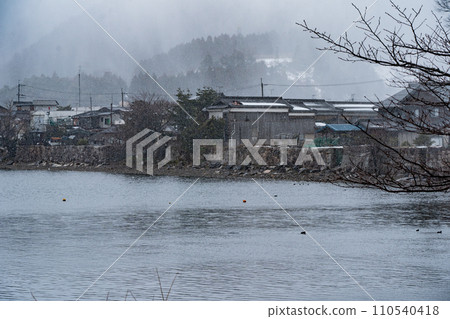 Photographing the snowy old village of Kaizuhama, Makino Town, Takashima City, Shiga Prefecture, in Hubei. Photographing the snowy old village of Kaizuhama, Makino Town, Takashima City, Shiga Prefecture, in Hubei. 110540418