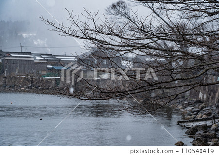 Photographing the snowy old village of Kaizuhama, Makino Town, Takashima City, Shiga Prefecture, in Hubei. 110540419