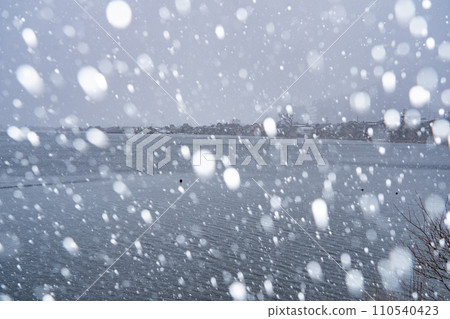 Photographing the snowy old village of Kaizuhama, Makino Town, Takashima City, Shiga Prefecture, in Hubei. Photographing the snowy old village of Kaizuhama, Makino Town, Takashima City, Shiga Prefecture, in Hubei. 110540423