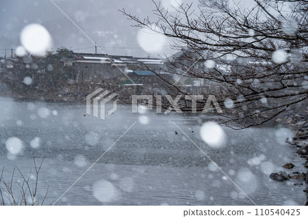 拍攝湖北滋賀縣高島市牧野町貝津浜白雪皚皚的古老村莊。 110540425