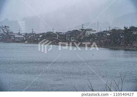 拍攝湖北滋賀縣高島市牧野町貝津浜白雪皚皚的古老村莊。 110540427