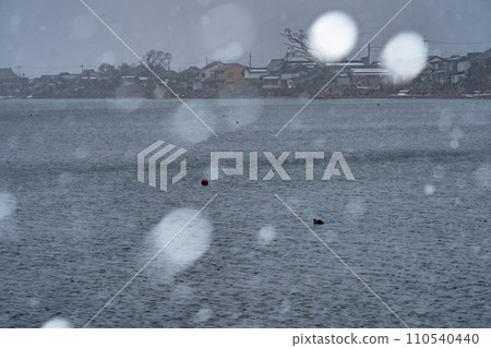 拍攝湖北滋賀縣高島市牧野町貝津浜白雪皚皚的古老村莊。 110540440