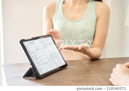 Trainer giving counseling at the gym 110540573