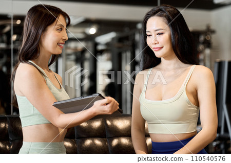 女性在健身應用程式上管理她的訓練 女性在健身應用程式上管理她的訓練 110540576