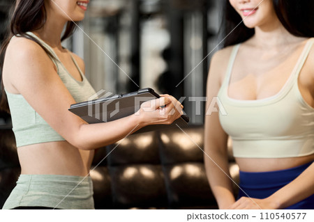 女性在健身應用程式上管理她的訓練 女性在健身應用程式上管理她的訓練 110540577