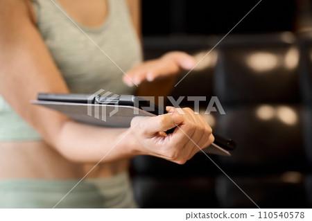 女性在健身應用程式上管理她的訓練 女性在健身應用程式上管理她的訓練 110540578