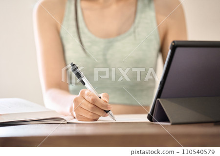 學習訓練的女教練的手 學習訓練的女教練的手 110540579