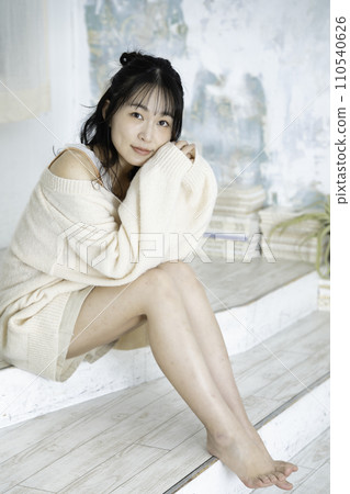 身穿白色針織衫，充滿女人味的少婦 110540626