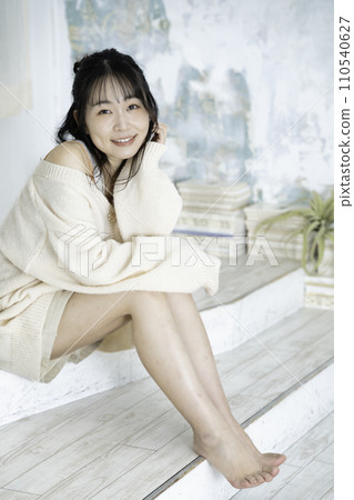A young woman with a feminine atmosphere wearing a white knit A young woman with a feminine atmosphere wearing a white knit 110540627