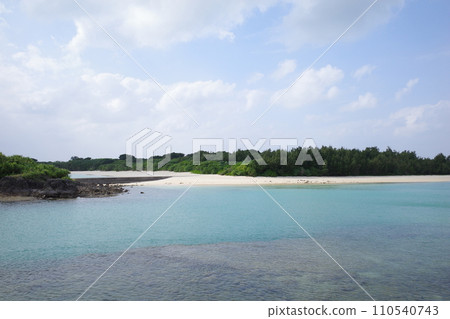 從外口海灘看到的風景（沖繩縣宮古島市伊良部） 110540743