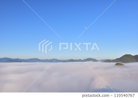 Tanba fog (sea of clouds) in the Sasayama basin seen from the Kuroi Castle ruins 110540767