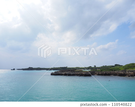 從外口海灘看到的風景（沖繩縣宮古島市伊良部市）3 110540822