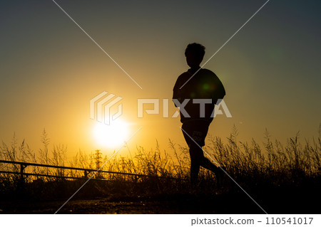 日落和慢跑者的剪影 日落和慢跑者的剪影 110541017