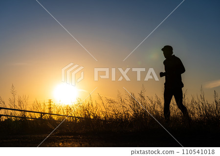 日落和慢跑者的剪影 日落和慢跑者的剪影 110541018