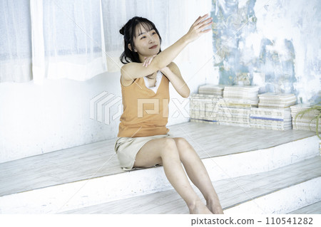 A young woman doing skin care 110541282