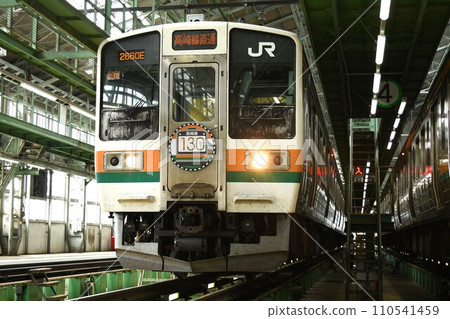 直達高崎線的211系,停在車輛段(展示高崎線130週年車頭標誌) 直達高崎線的211系,停在車輛段(展示高崎線130週年車頭標誌) 110541459