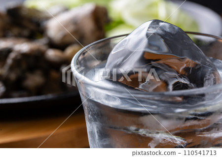 燒酒和當地的雞肉烤 燒酒和當地的雞肉烤 110541713
